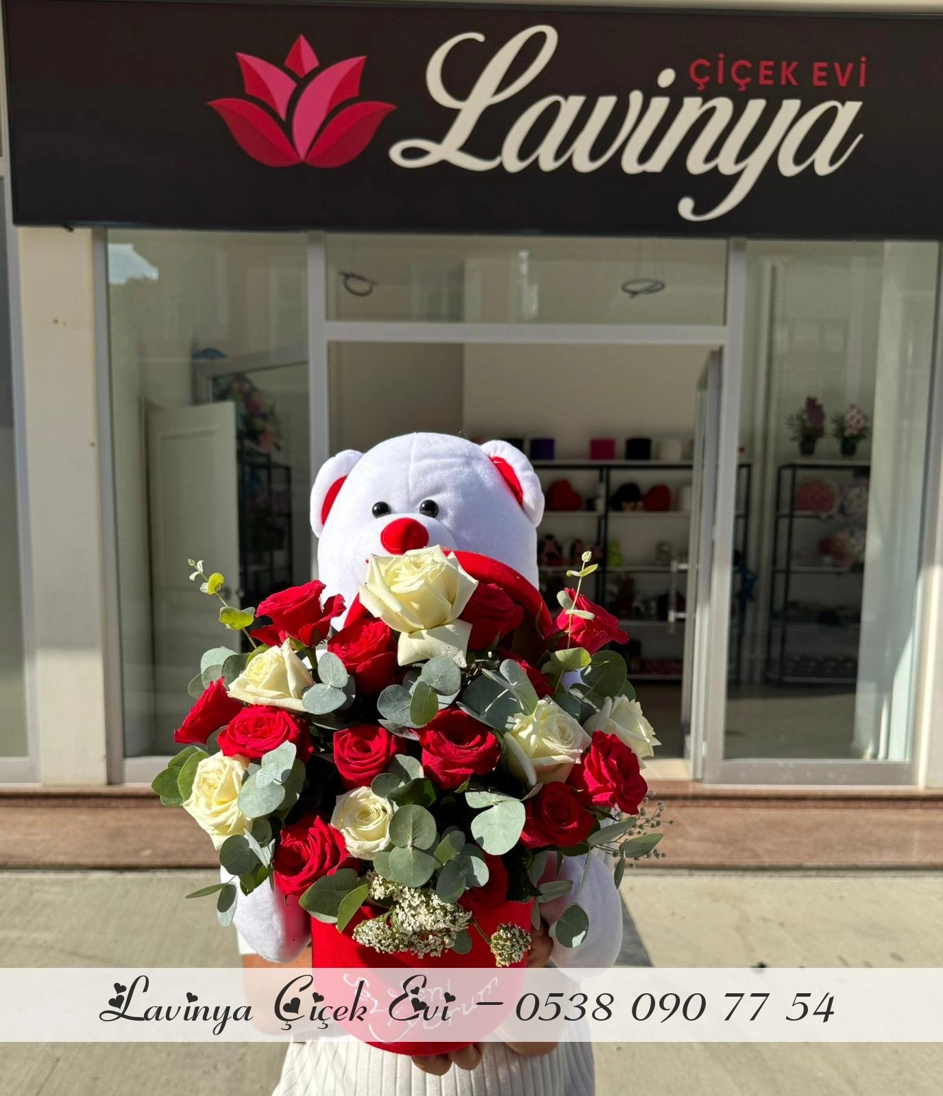 Ayıcıklı Kutuda Kırmızı Ve Beyaz Güller