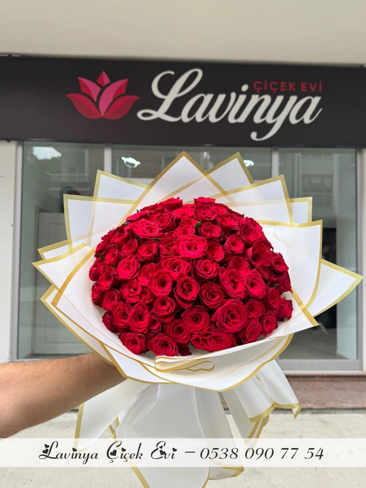 Beyaz Kağıtta 100 Kırmızı Gül