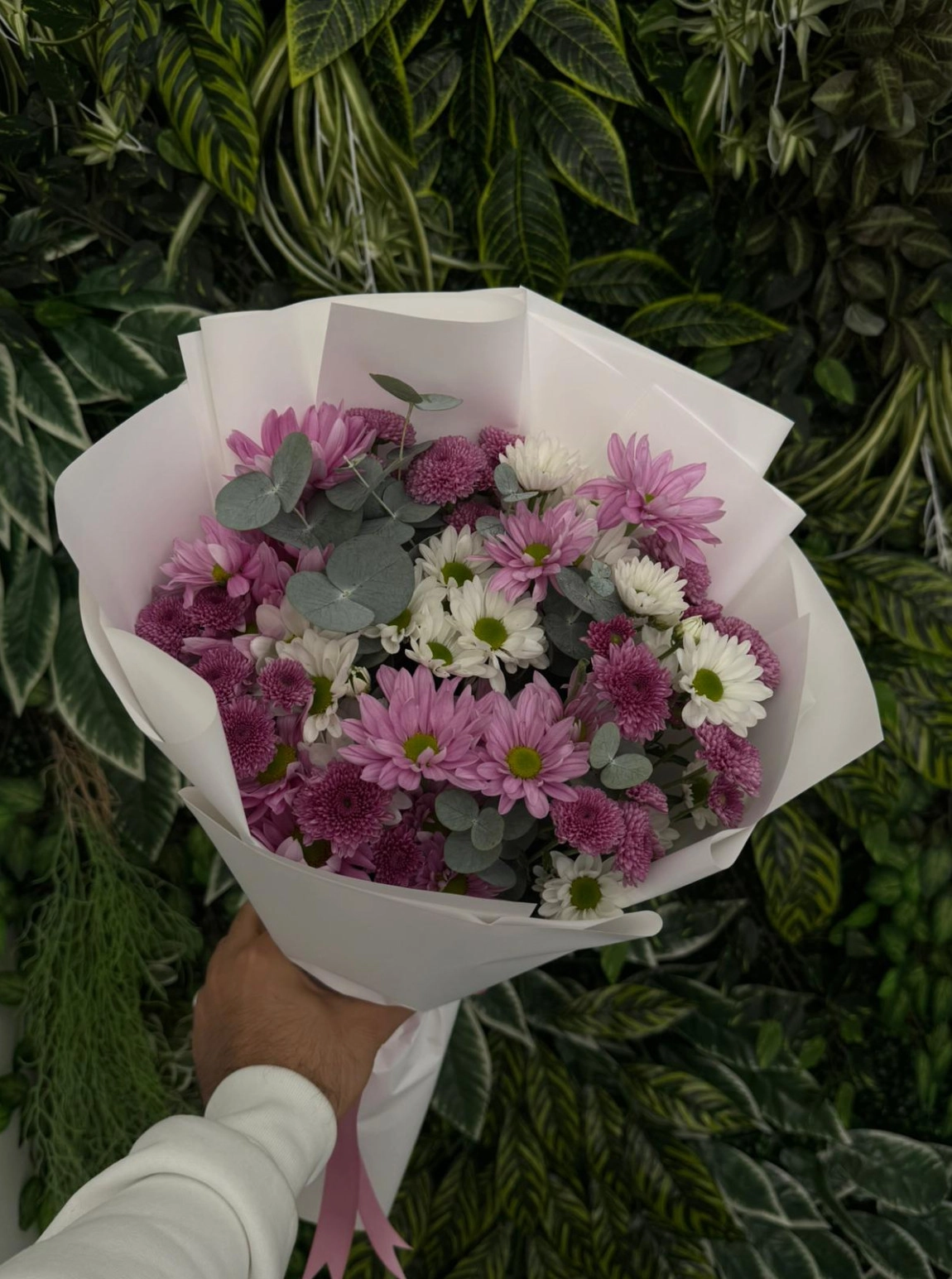 Beyaz Kağıtta Karışık Buket