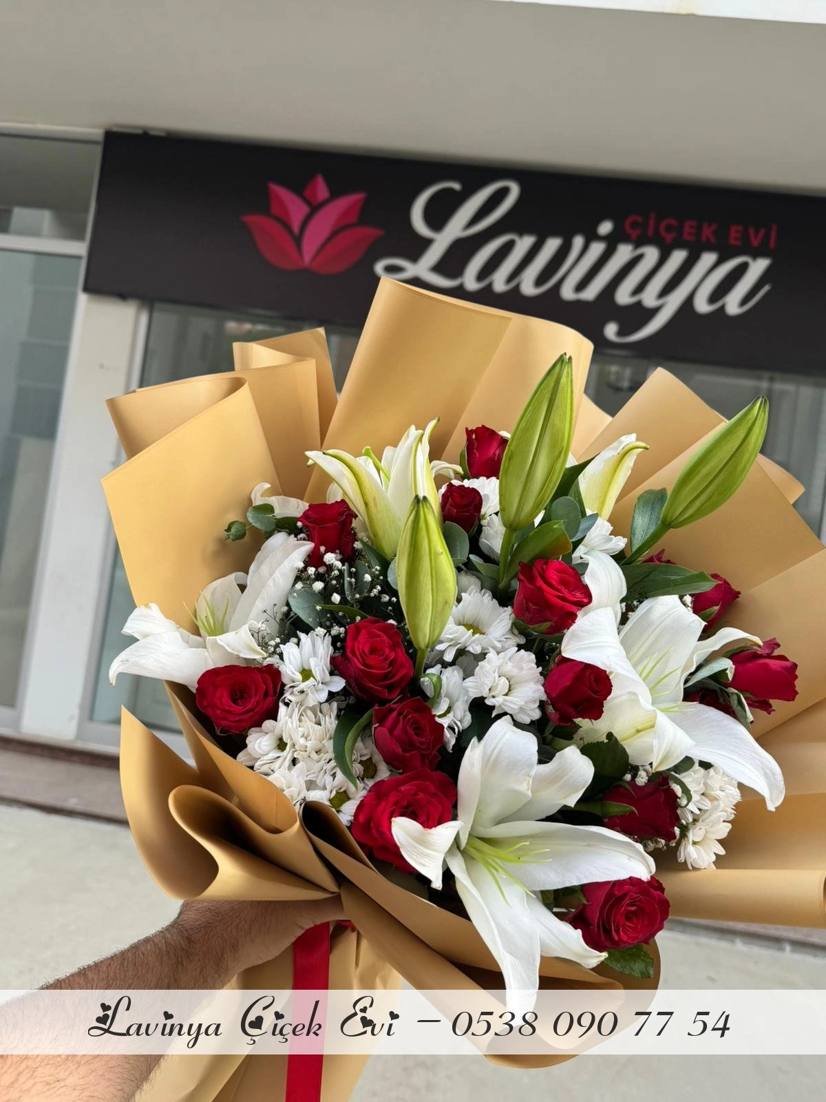 Beyaz Lilyum Ve Kırmızı Güller