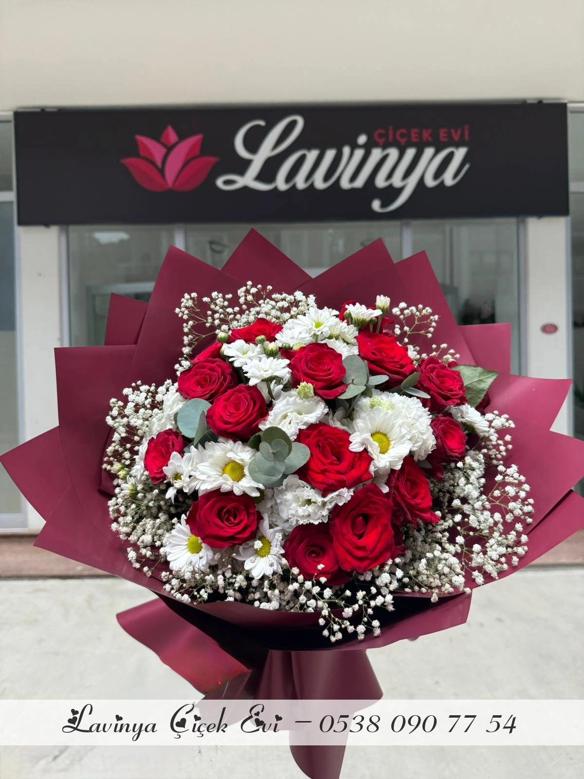 Beyaz Papatyalı Kırmızı Gül Buketi