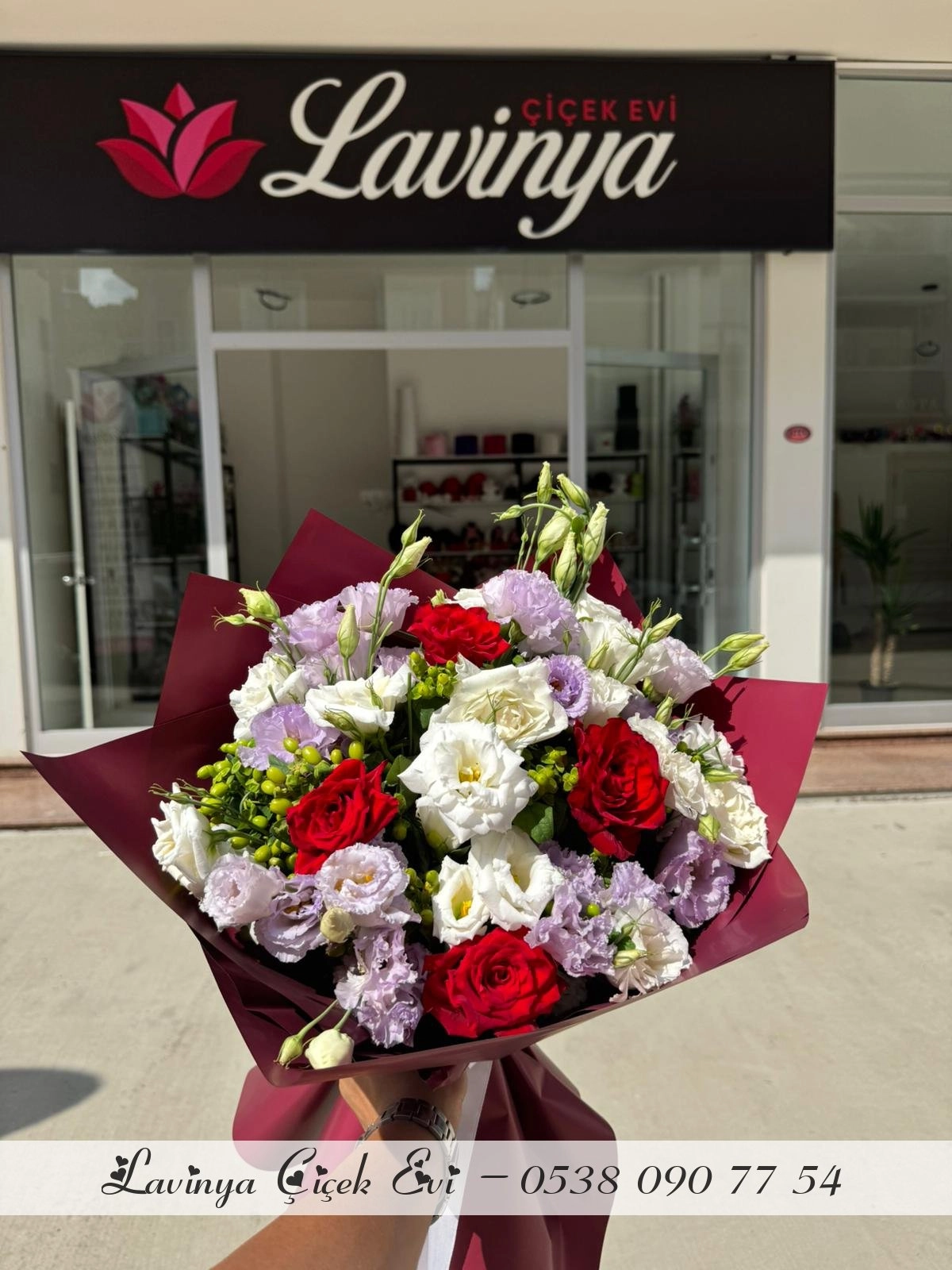 Bordo Kağıtta Karışık Buket