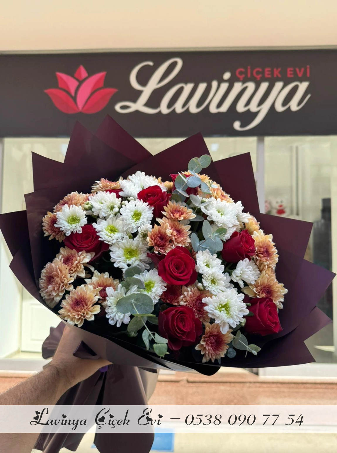 Bordo Kağıtta Kırmızı Gül Ve Papatya