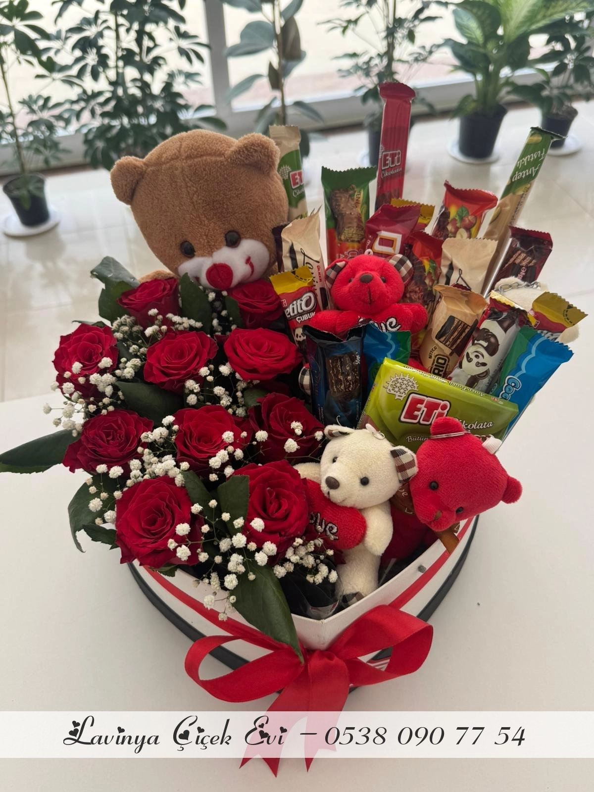 Kalp Kutuda Gül Çikolata Ve Ayıcıklar