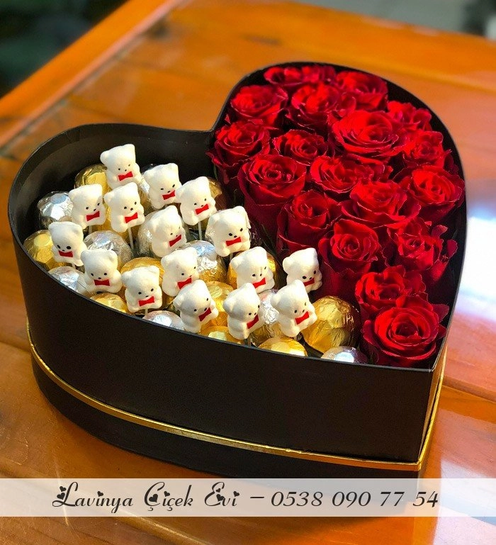 Kalp Kutuda Güller Ve Ayıcık