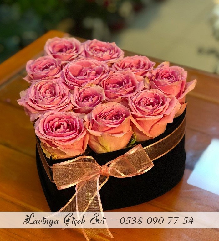 Kalpli Kutuda Pembe Güller