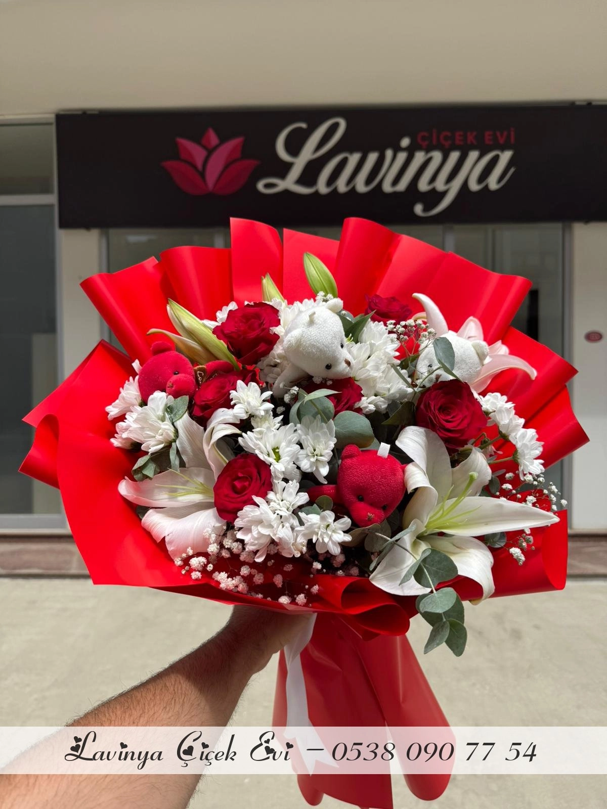 Kırmızı Kağıtta Beyaz Lilyum Ve Kırmızı Güller