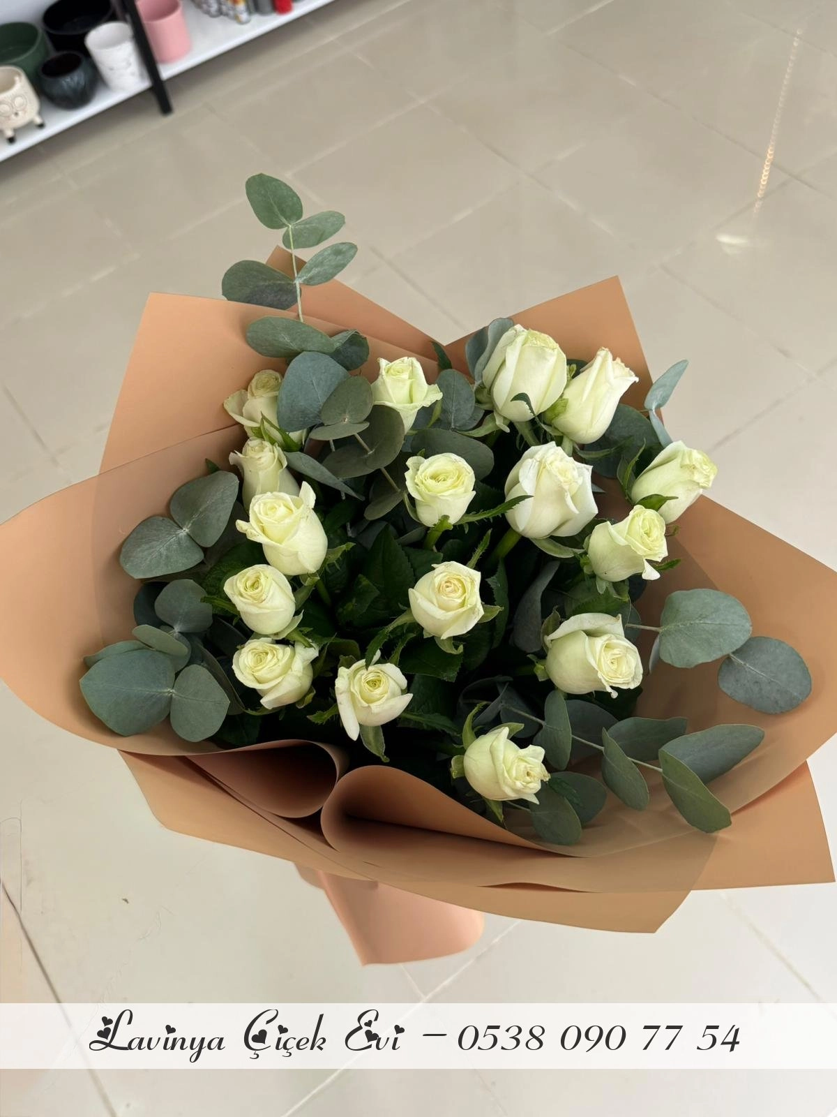 Kraft Kağıtta 15 Beyaz Gül