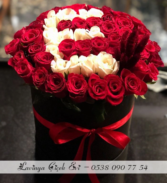 Kutuda Baş Harfli Güller