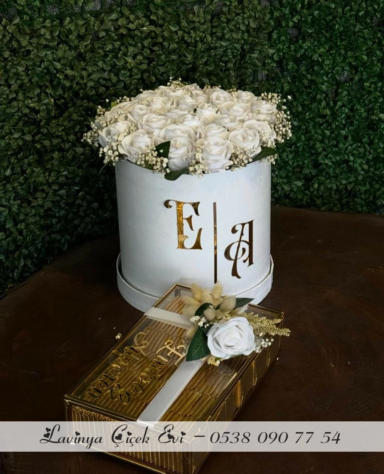 Kutuda Beyaz Güllü Nişan Çiçeği & Çikolatası