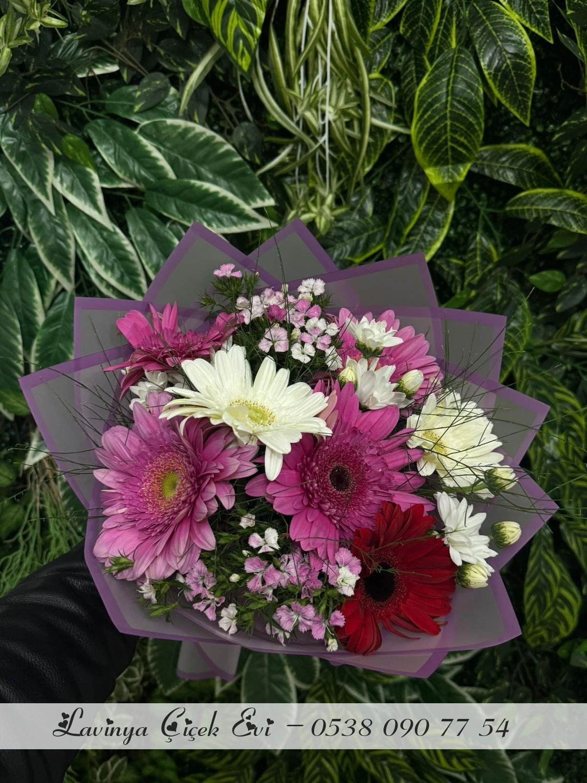 Lila Kağıtta Karışık Buket