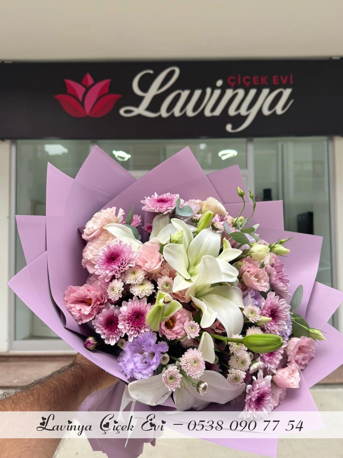 Lila Kağıtta Lilyum Ve Pembe Çiçekler