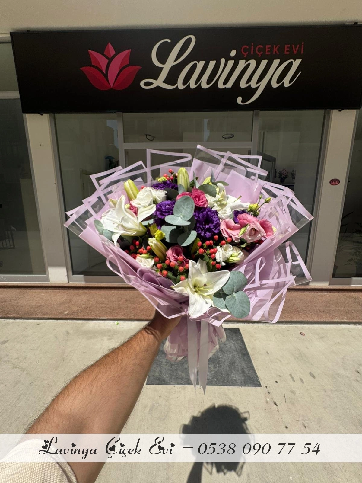 Lila Kağıtta Renkli Buket