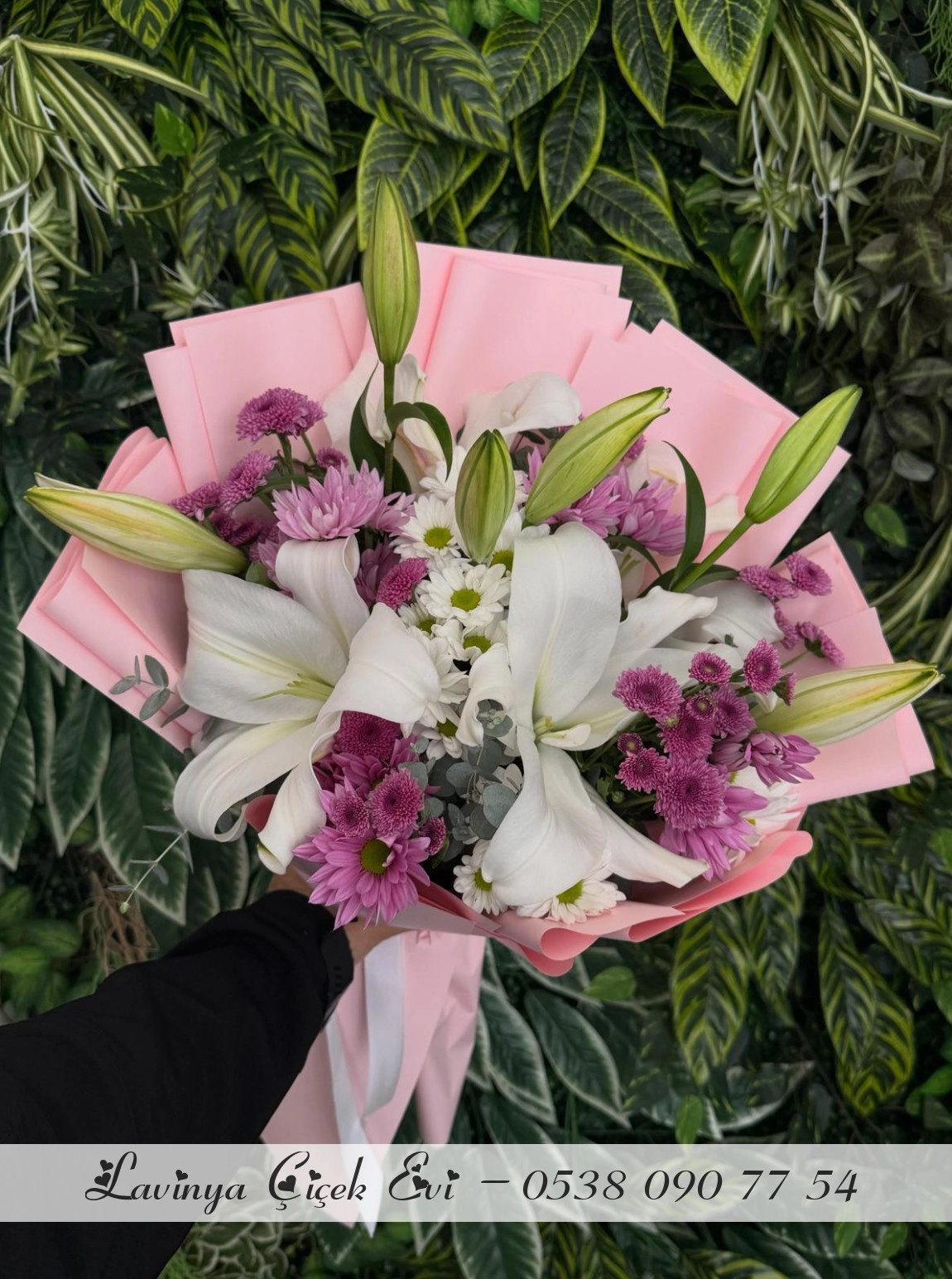 Pembe Kağıtta Beyaz Lilyum & Papatya
