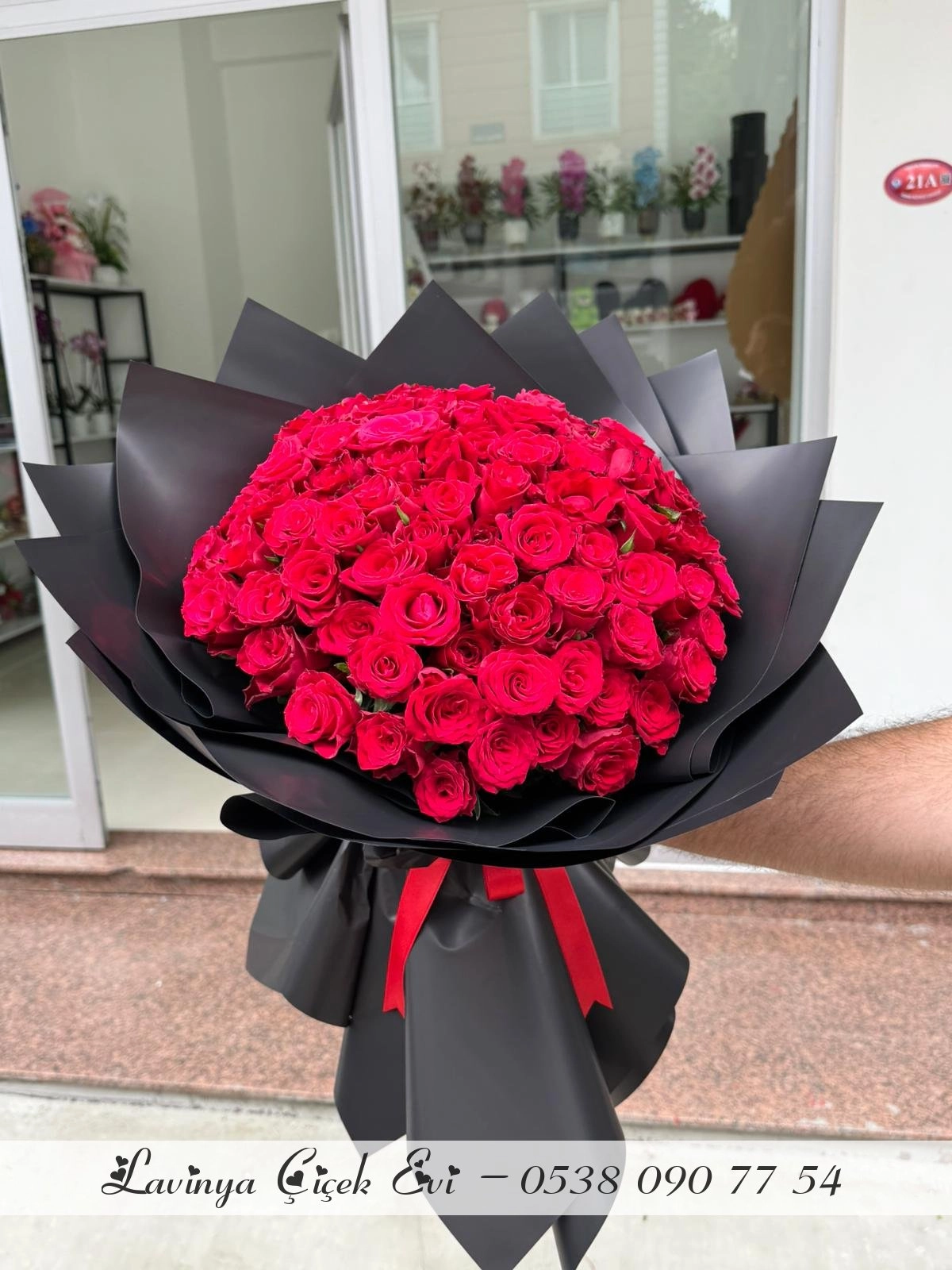 Siyah Kağıtta 100 Kırmızı Gül