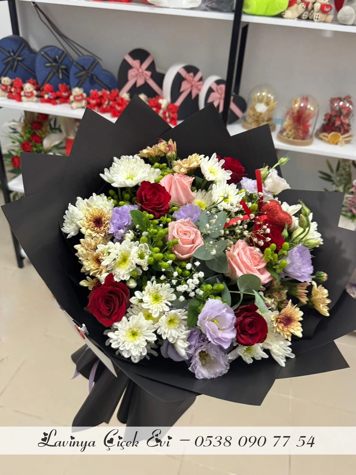 Siyah Kağıtta Karışık Buket