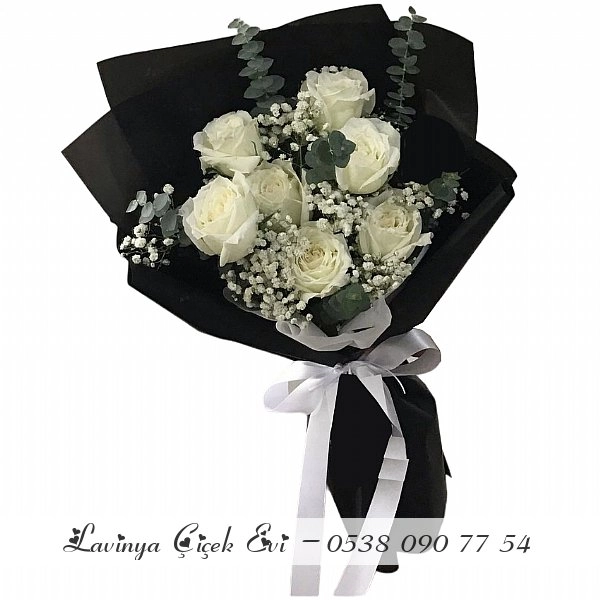 Siyah Kağıtta Yedili Beyaz Gül