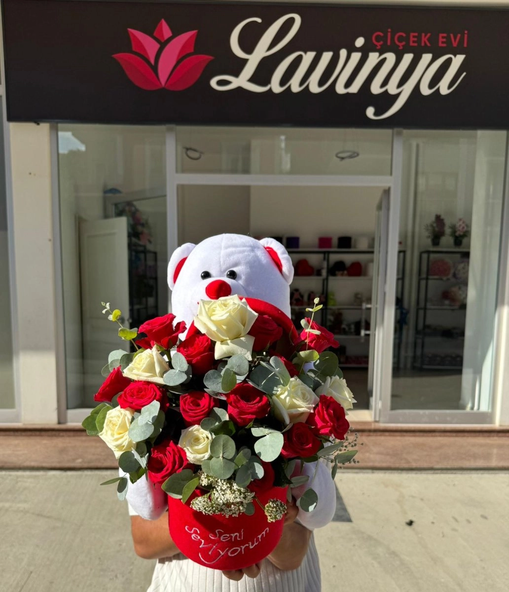 Ayıcıklı Kutuda Kırmızı Ve Beyaz Güller