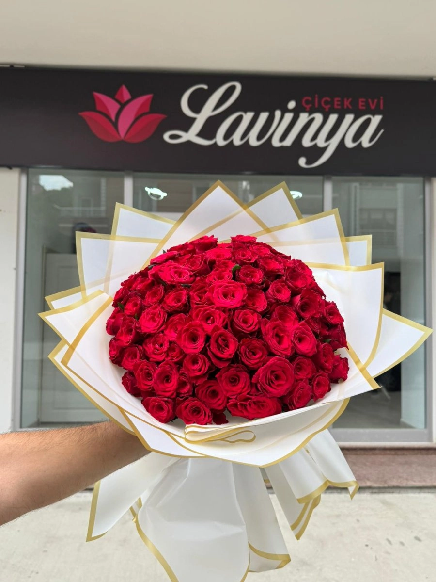 Beyaz Kağıtta 100 Kırmızı Gül