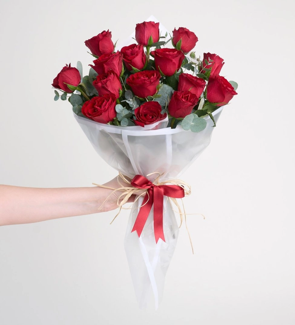 Beyaz Kağıtta 15 Li Kırmızı Gül