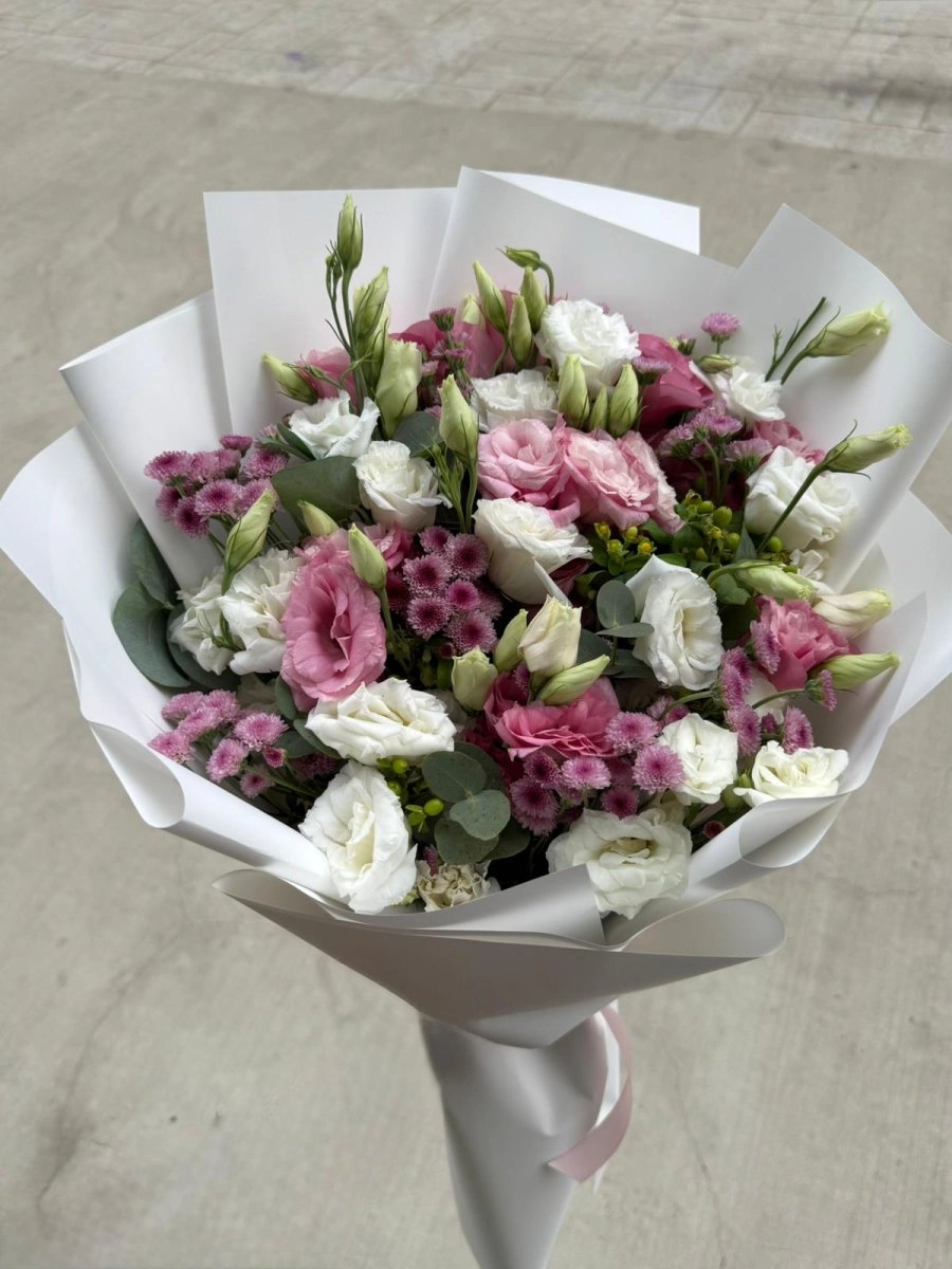 Beyaz Kağıtta Karışık Buket