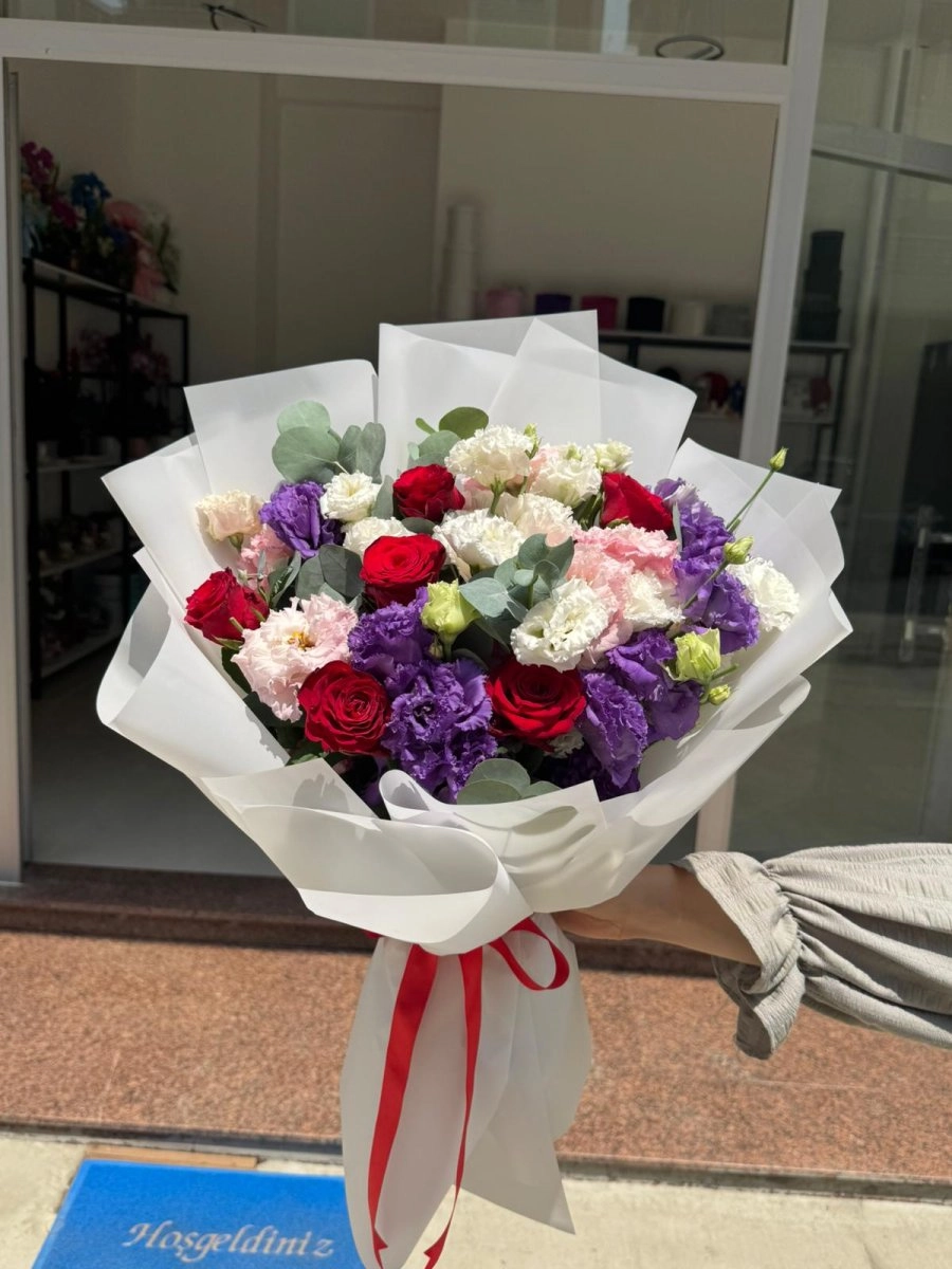 Beyaz Kağıtta Karışık Lisyantus