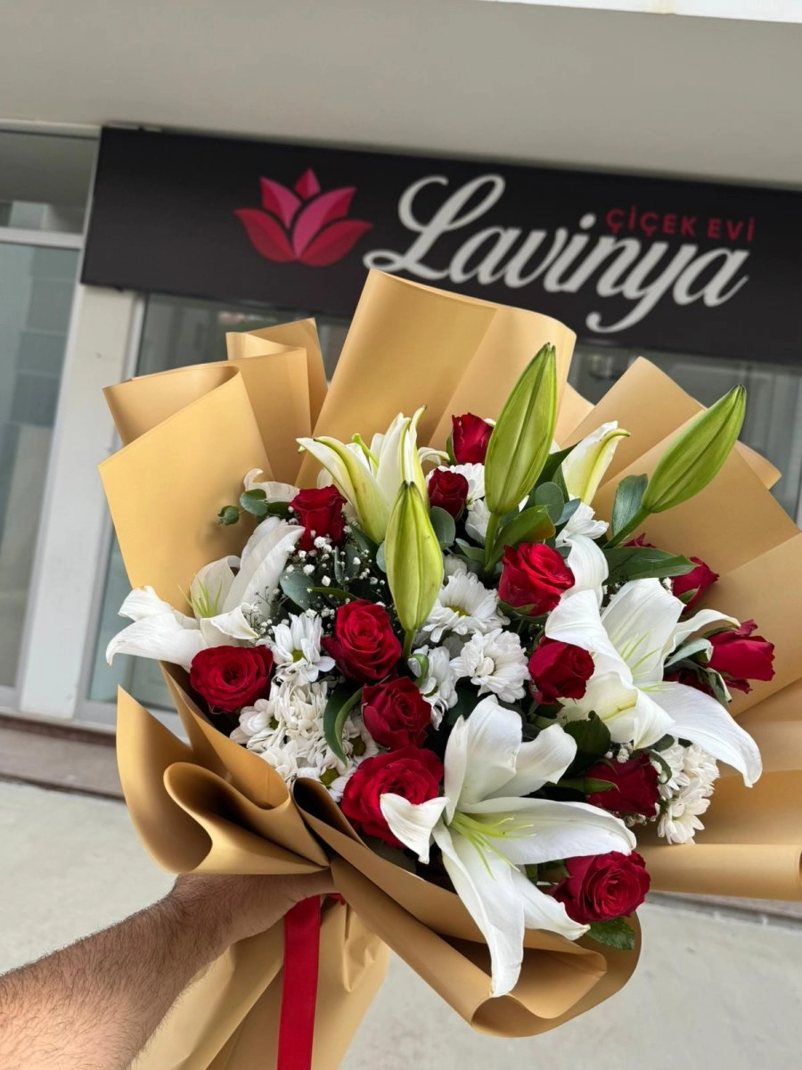 Beyaz Lilyum Ve Kırmızı Güller