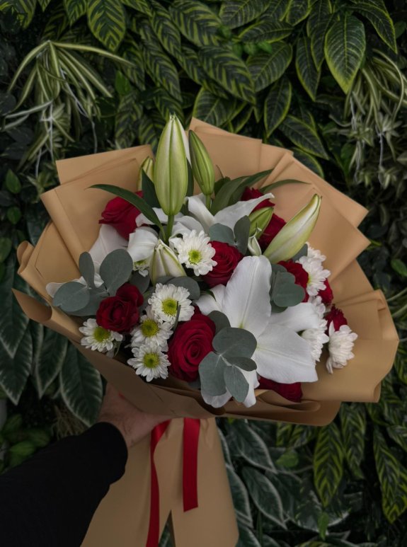 Beyaz Lilyum Ve Kırmızı Güller