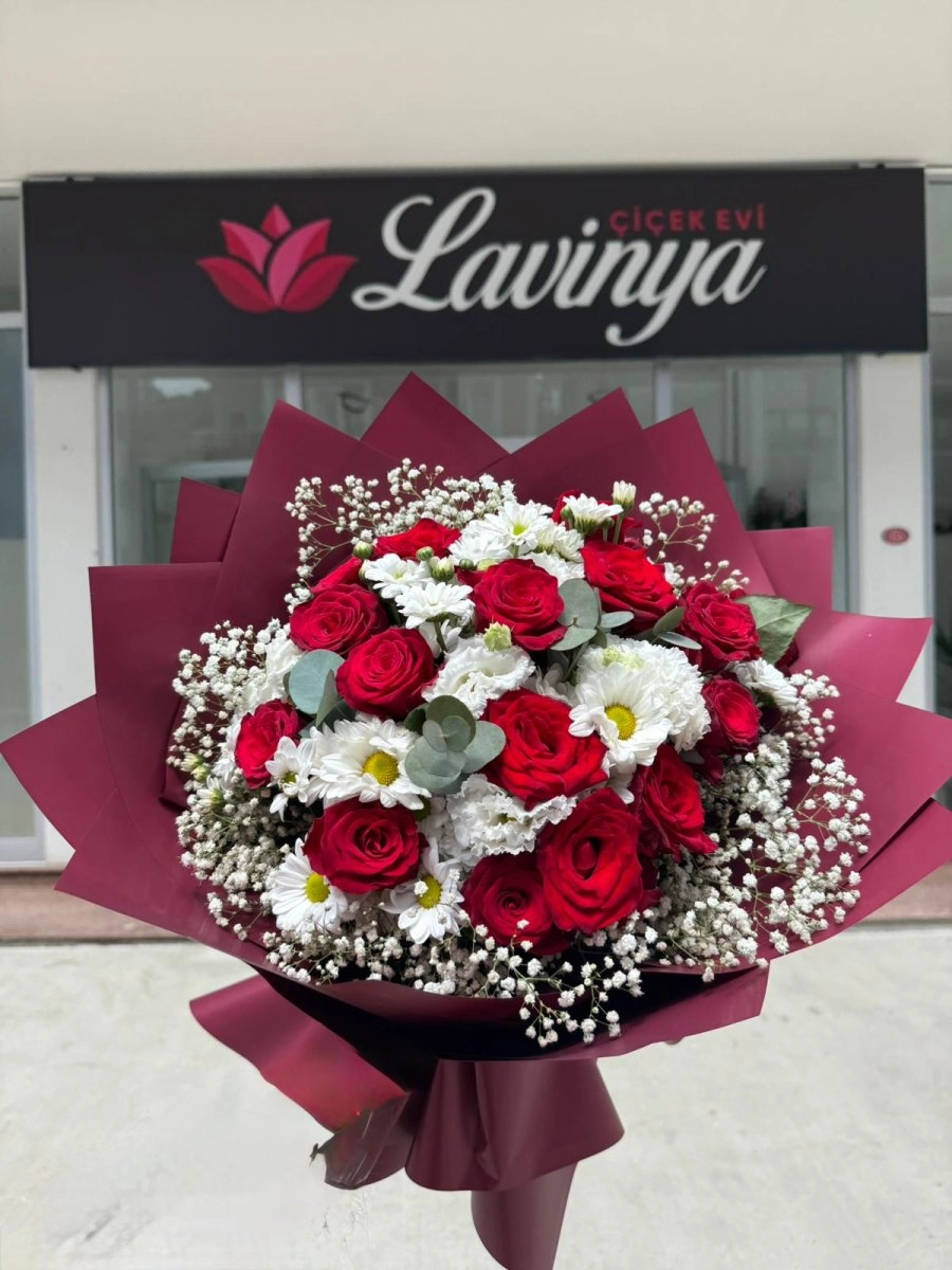 Beyaz Papatyalı Kırmızı Gül Buketi