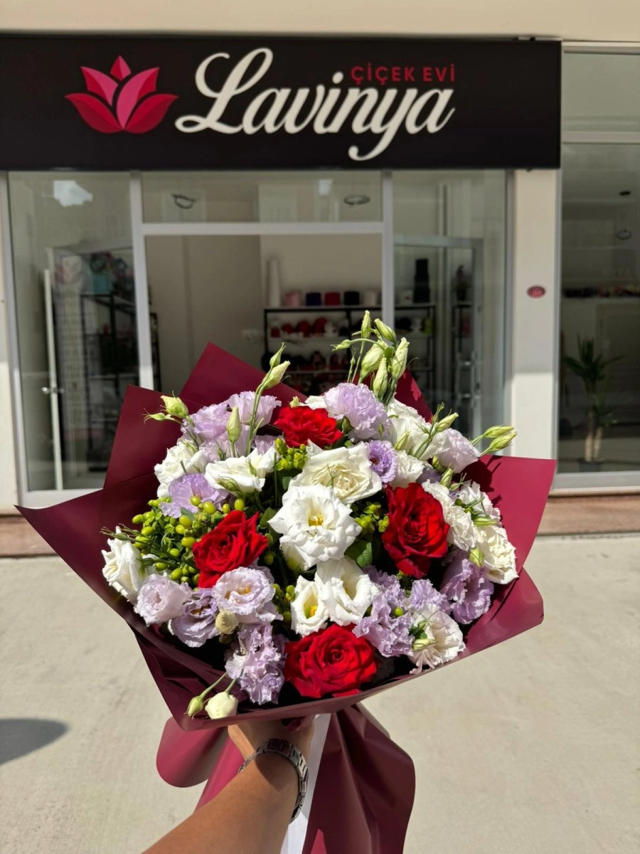 Bordo Kağıtta Karışık Buket