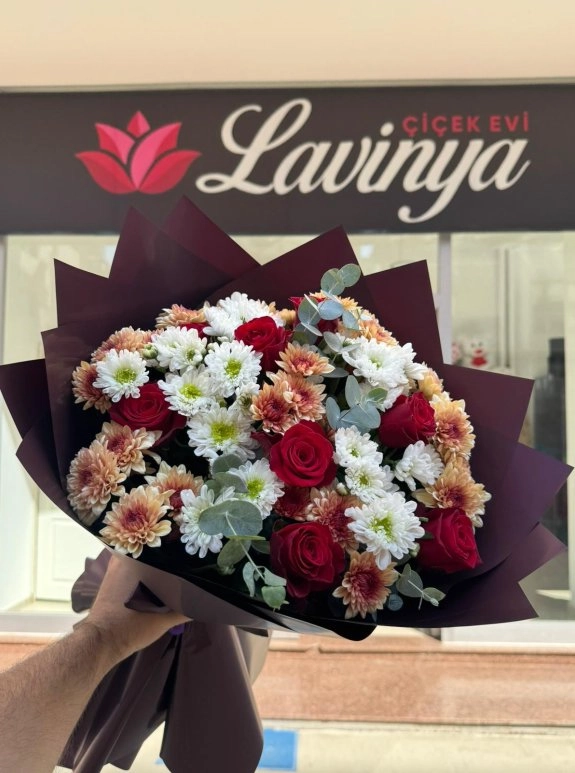 Bordo Kağıtta Kırmızı Gül Ve Papatya
