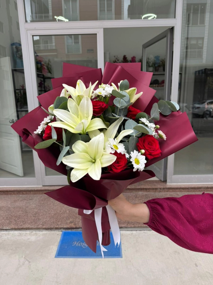 Bordo Kağıtta Lilyum Ve Kırmızı Güller