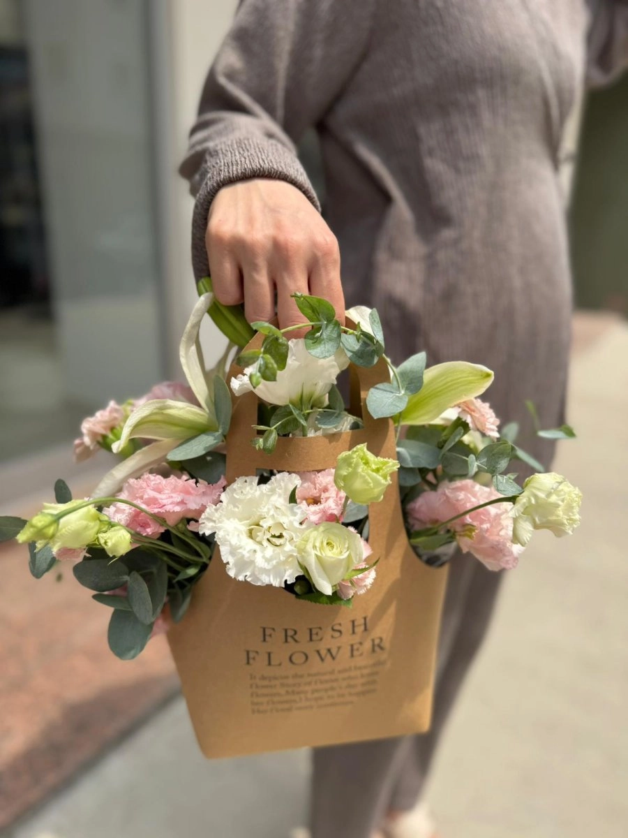 Çantada Çiçek Aranjmanı