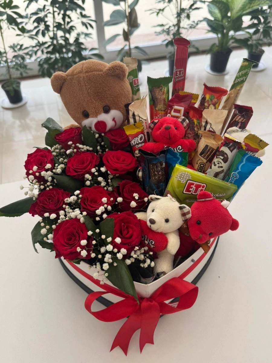 Kalp Kutuda Gül Çikolata Ve Ayıcıklar