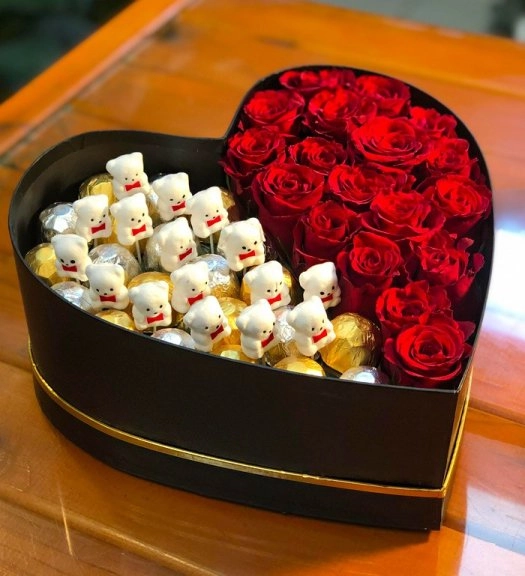 Kalp Kutuda Güller Ve Ayıcık