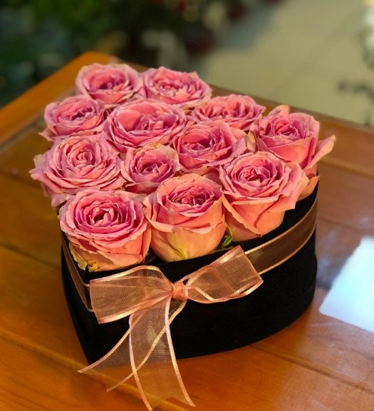 Kalpli Kutuda Pembe Güller