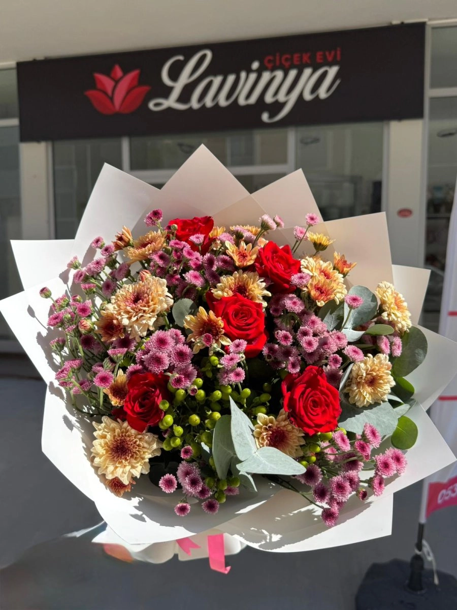 Karışık Biçme Ve Kırmızı Gül Buketi