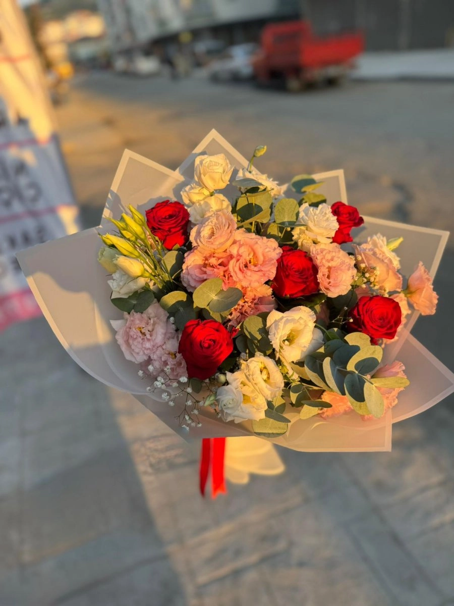 Kırmızı Güllü Lisyantus Buketi