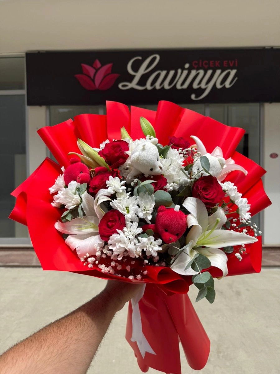 Kırmızı Kağıtta Beyaz Lilyum Ve Kırmızı Güller