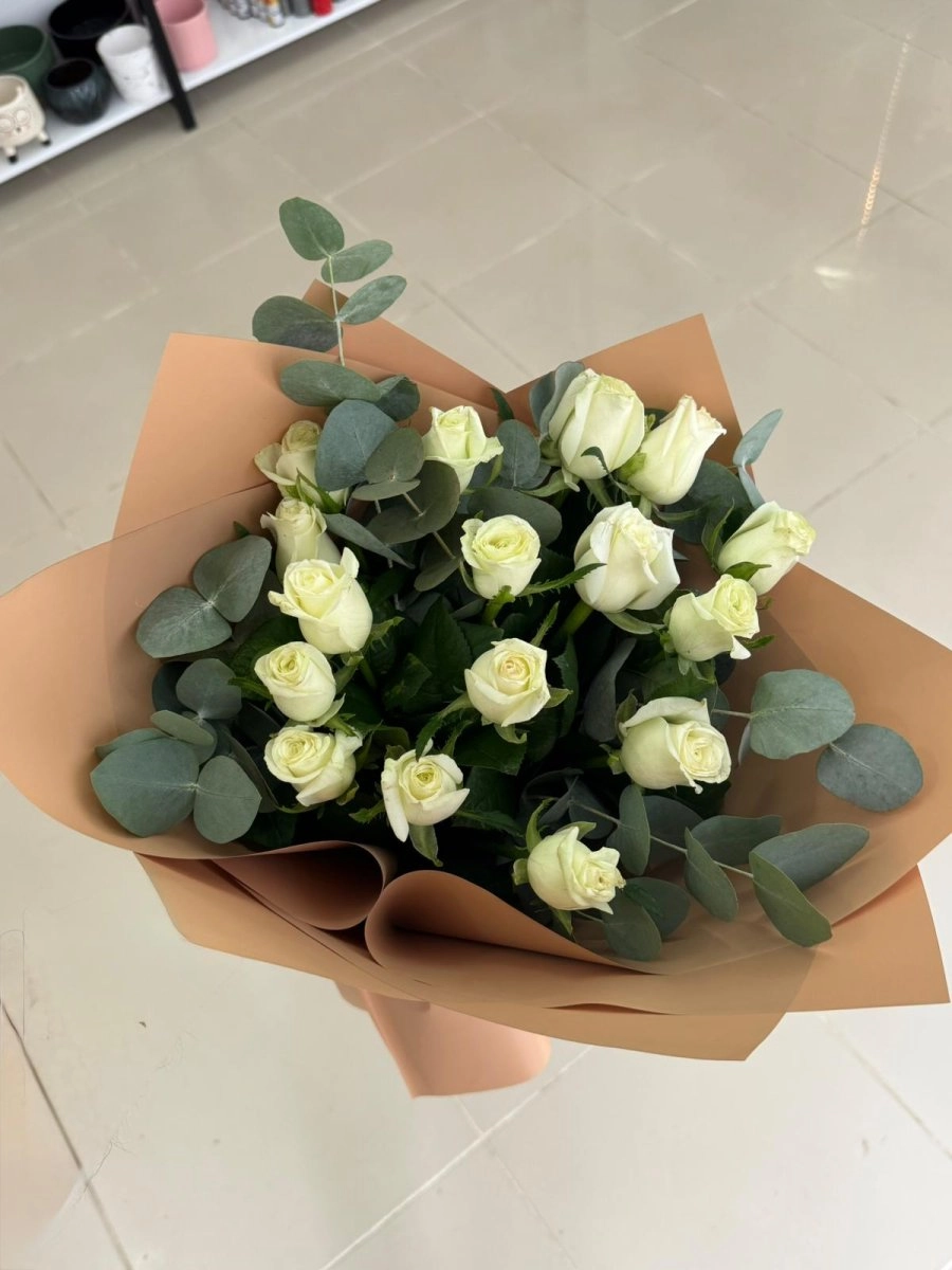 Kraft Kağıtta 15 Beyaz Gül