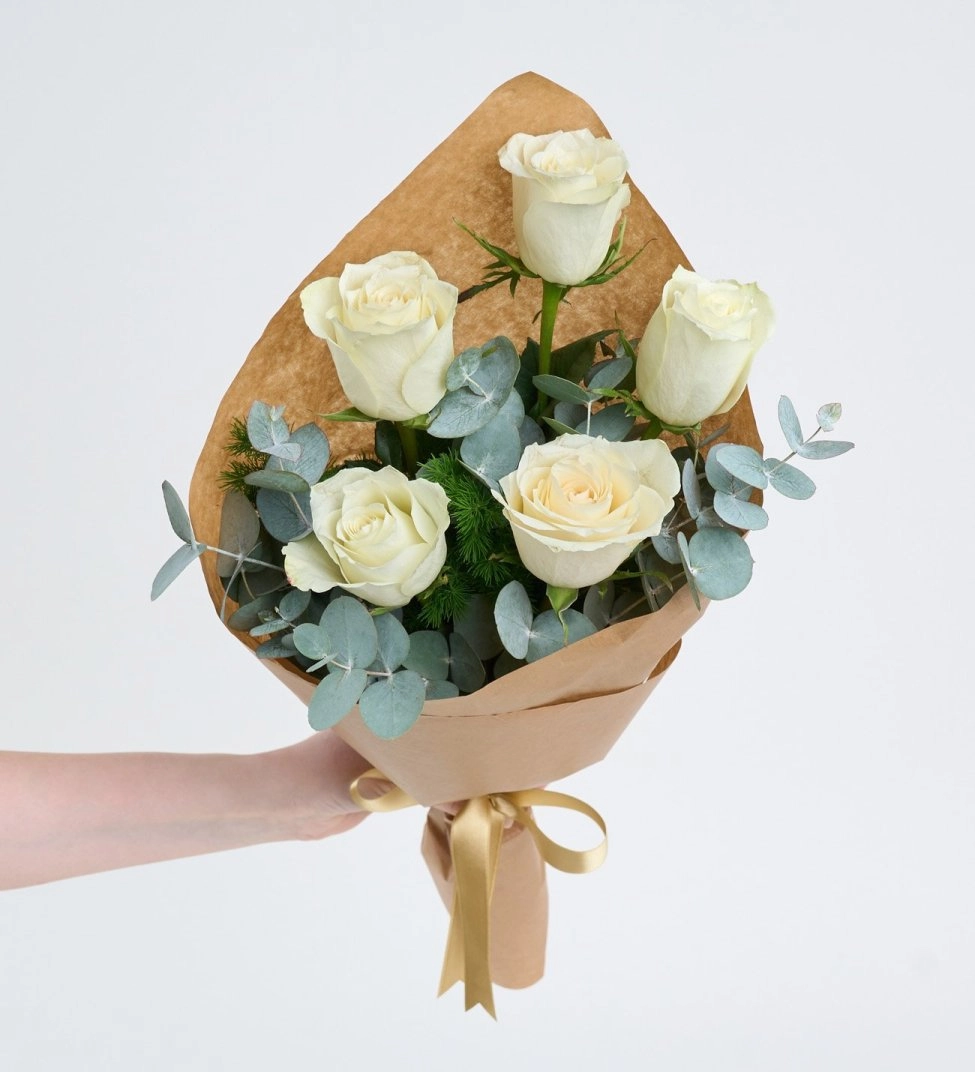 Kraft Kağıtta 5 Beyaz Gül