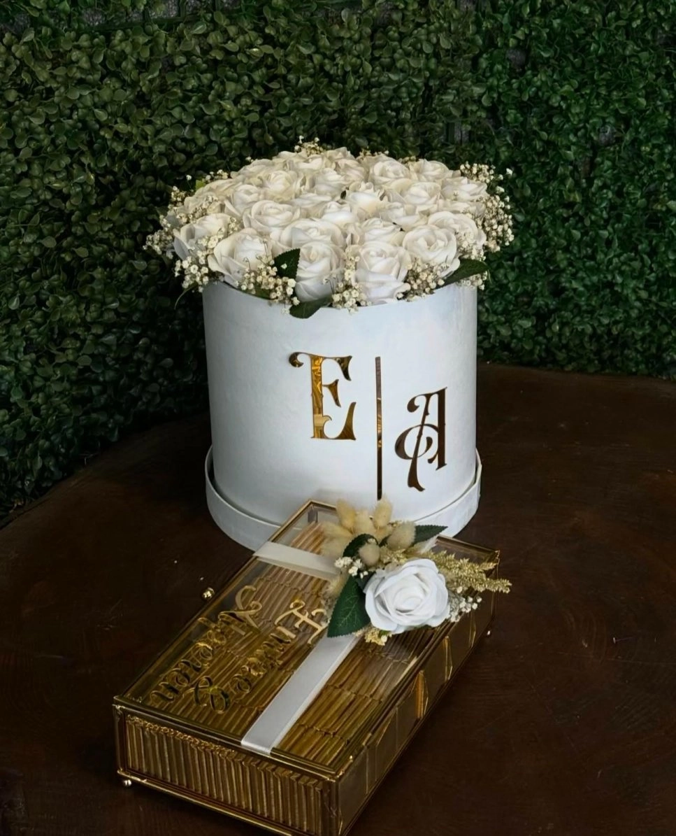 Kutuda Beyaz Güllü Nişan Çiçeği & Çikolatası