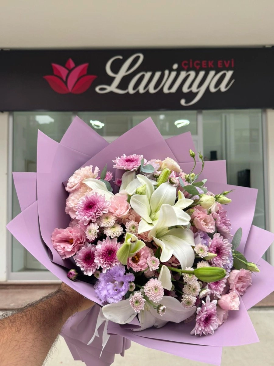 Lila Kağıtta Lilyum Ve Pembe Çiçekler