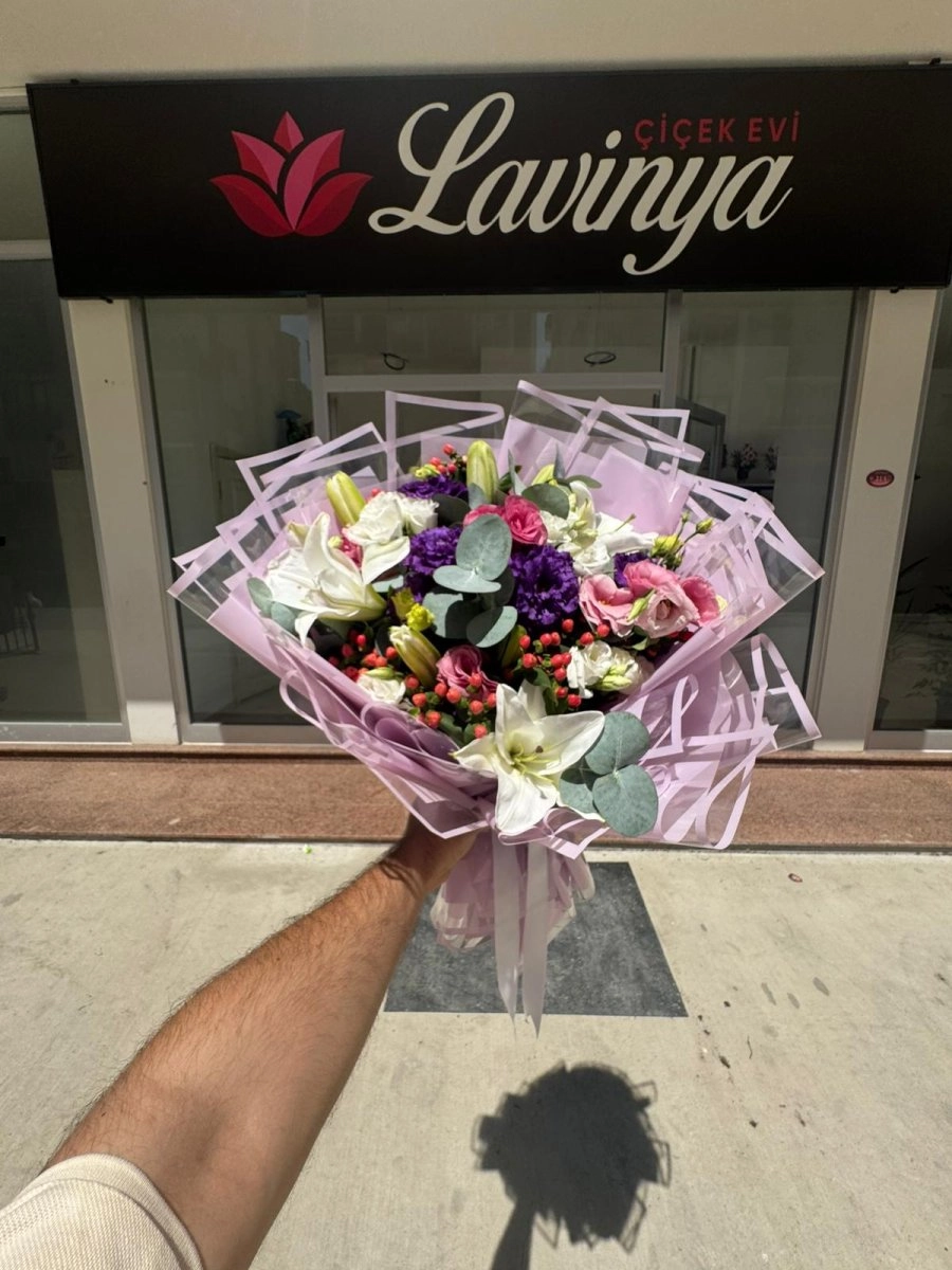 Lila Kağıtta Renkli Buket