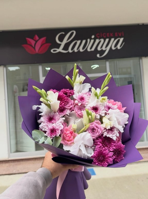 Mor Kağıtta Karışık Buket