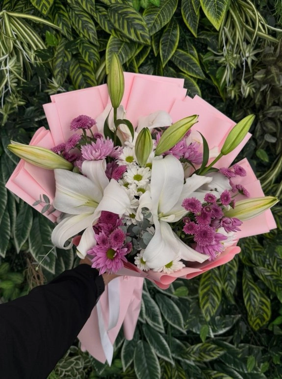 Pembe Kağıtta Beyaz Lilyum & Papatya