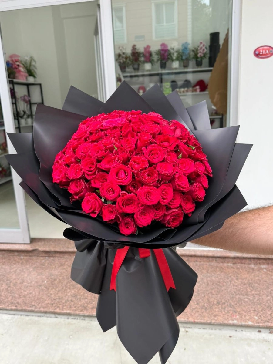 Siyah Kağıtta 100 Kırmızı Gül