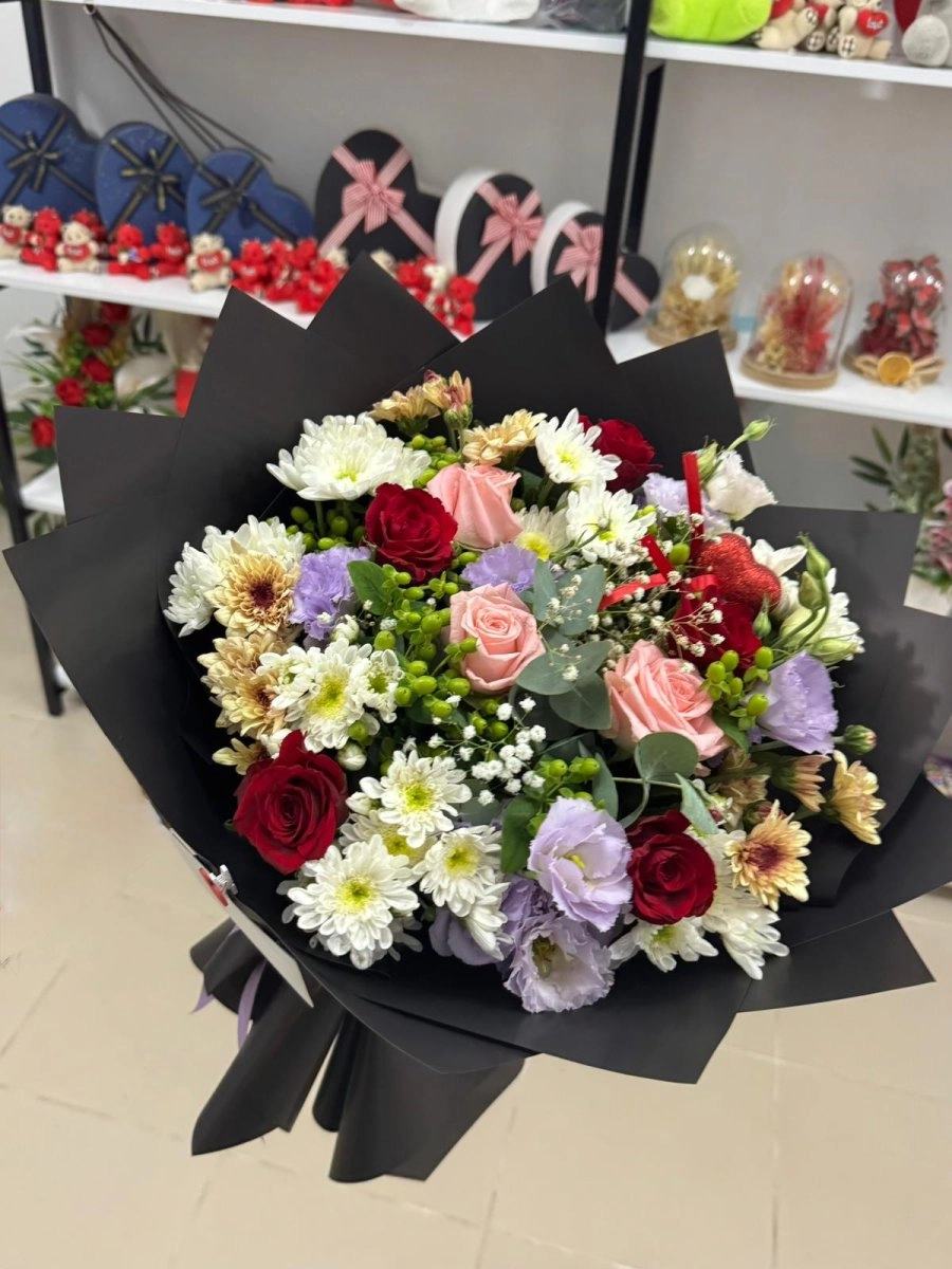 Siyah Kağıtta Karışık Buket