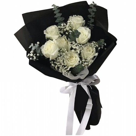 Siyah Kağıtta Yedili Beyaz Gül